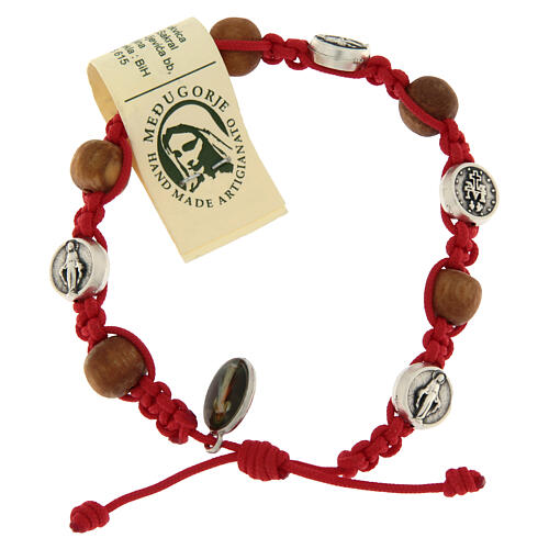 Armband aus Olivenbaumholz mit Kreuz von Sankt Benedikt und roter Kordel 1