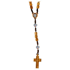 Rosenkranzkette aus Medjugorje, mit Olivenholzperlen und Metallherzen auf brauner Kordel