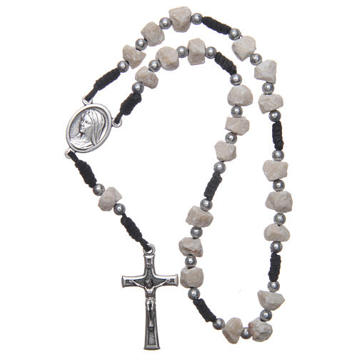 Rosenkranz aus Medjugorje mit Perlen aus Stein auf einer schwarzen Kordel 3
