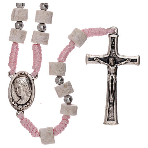 Rosenkranz aus Medjugorje mit Perlen aus hellem Stein auf rosafarbener Kordel 1