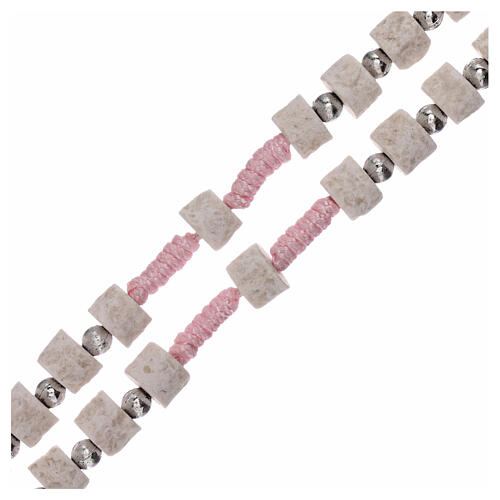 Rosenkranz aus Medjugorje mit Perlen aus hellem Stein auf rosafarbener Kordel 3