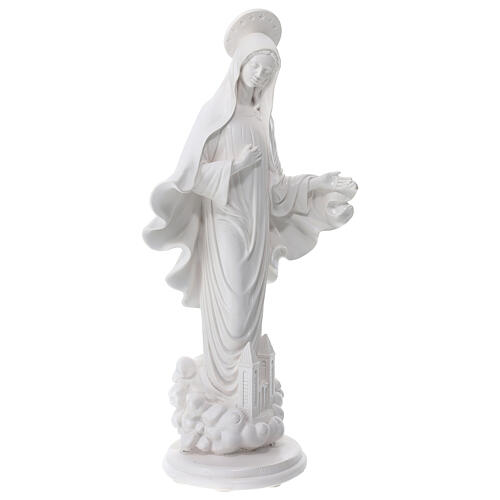 Muttergottes von Medjugorje mit St.-Jakobus-Kirche, Marmorpulver, weiß, 60 cm, AUßENBEREICH 5