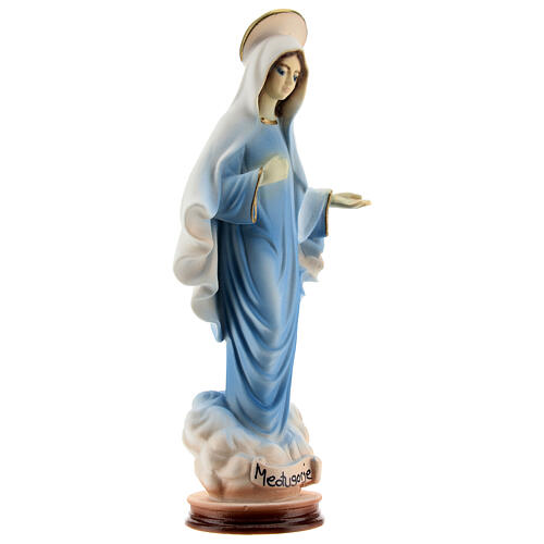 Imagem Nossa Senhora de Medjugorje túnica azul clara pó de mármore 15 cm 4