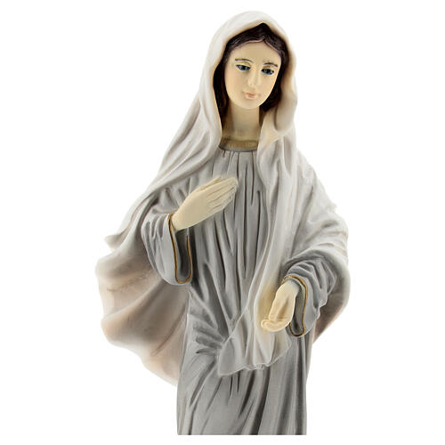 Imagem Nossa Senhora de Medjugorje Rainha da Paz pó de mármore túnica cinzenta 21 cm 2