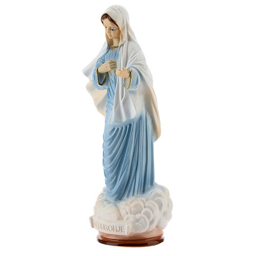 Imagem Nossa Senhora de Medjugorje túnica azul clara e nuvem pó de mármore pintado à mão 19x8,5 cm 3