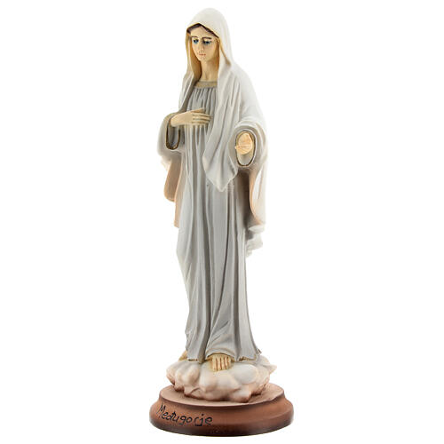 Imagem Nossa Senhora de Medjugorje túnica cinzenta detalhes dourados, pó de mármore pintado à mão, 17x6 cm 3