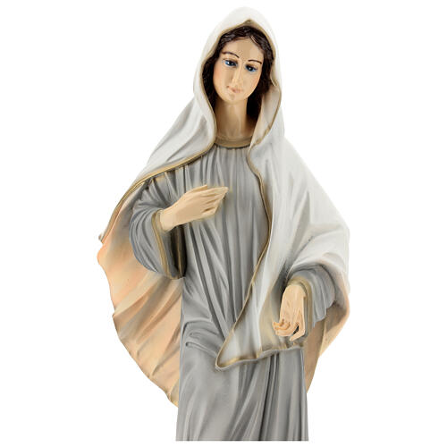 Imagem Nossa Senhora de Medjugorje túnica cinzenta detalhes dourados pó de mármore pintado à mão 60,5x24 cm PARA EXTERIOR 2