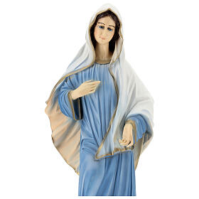 Imagem Nossa Senhora de Medjugorje túnica azul clara e igreja de São Tiago pó de mármore pintado à mão 61x24,5 cm PARA EXTERIOR
