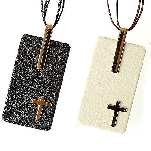 Pendant in porcelain gres with cross 1