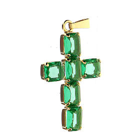 Kreuzanhänger aus vergoldetem Messing, mit hellgrünen Kristallen