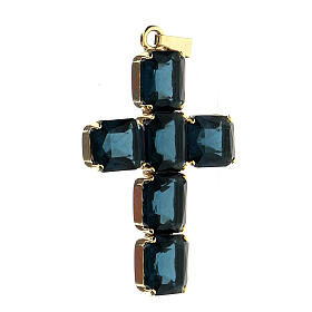 Kreuzanhänger aus vergoldetem Messing, mit blauen Kristallen