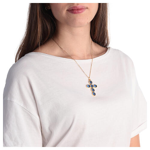 Cross-shaped pendant with zamak settings and blue oval crystals 4