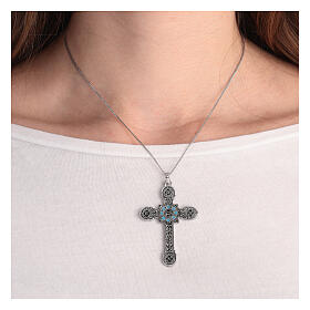 Croix décorée émail bleu Christ zamak finition bronze blanc