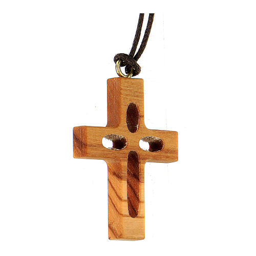 Colgante cruz perforada 3x2 cm madera de Asís 2