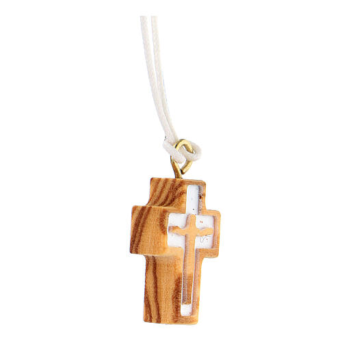 Kreuzanhänger, Jesus am Kreuz, Olivenholz, weiße Kordel 2