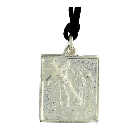 Collier avec pendentif Chemin de Croix Quatrième Station alliage finition argent 1