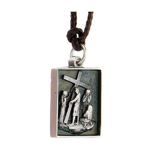 Collier avec pendentif Chemin de Croix Huitième Station alliage finition argent 3