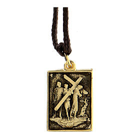 Medalik Droga Krzyżowa V Stacja Szymon z Cyreny pomaga Jezusowi dźwigać krzyż, pozłacany stop, Via Dolorosa