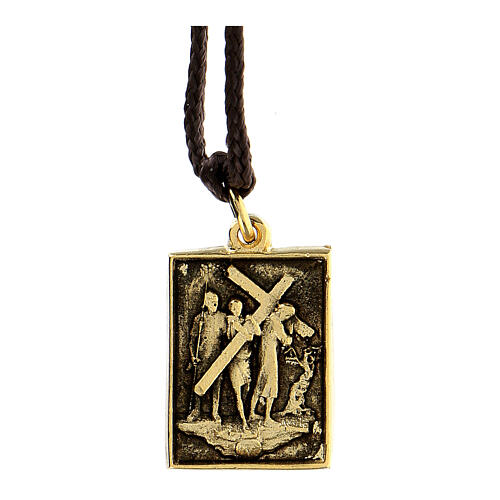 Medalik Droga Krzyżowa V Stacja Szymon z Cyreny pomaga Jezusowi dźwigać krzyż, pozłacany stop, Via Dolorosa 1