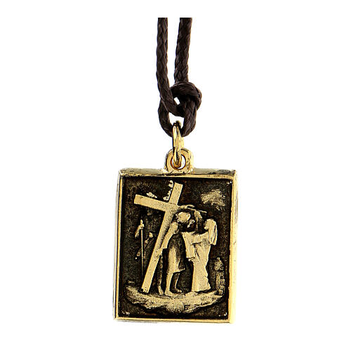 Medalik Droga Krzyżowa VI Stacja Weronika ociera twarz Jezusowi, pozłacany stop, Via Dolorosa 1