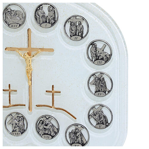 Tischaufsteller aus weißem Glas mit zentralem Kruzifix und 14 Kreuzwegstationen – 26 × 7 × 21 cm 4