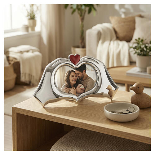 Cadre Thilia 15x30 cm en MDF, aluminium et verre avec mains formant un cœur et cœur rouge 2