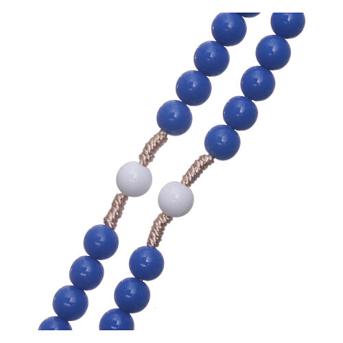 Rosenkranz mit blauen Kunststoffperlen und weißen Paterperlen 7,5 mm, auf Kunstseidenkordel 3