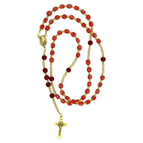 Terço em vidro de Murano vermelho com contas de 8 mm e acabamento dourado 2
