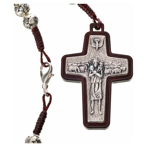 Różaniec metal i drewno ciemne Papież Franciszek 3