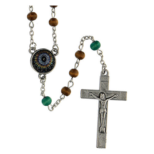 Rosenkranz aus holzperlen und kruzifix christliches kreuz auf