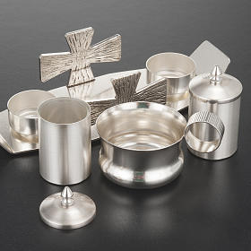 Taufgarnitur und Ölgefäße: Taufeservice aus silberweissem Messing, mit Kreuzen Taufgarnitur und Ölgefäße: Taufeservice aus silberweissem Messing, mit Kreuzen