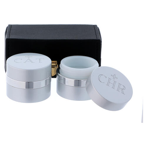 Rechteckiges Etui mit zwei Ölgefäßen für Heilige Öle aus versilbertem Aluminium mit Durchmesser 5 cm 2