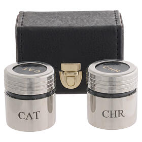 Estojo com dois vasos para óleos Crismal (CHR) e dos Catecúmenos (CAT) em metal prateado