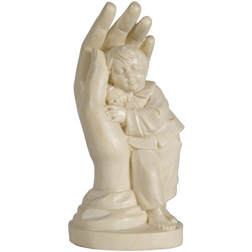 Estatua mano protectora con niño de madera natural de la Val Gardena, acabado con cera transparente 1