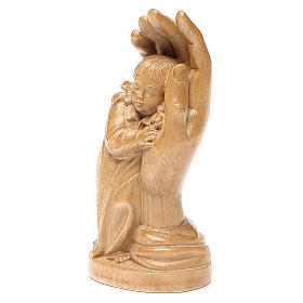 Estatua mano protectora con niña de madera patinada de la Val Gardena