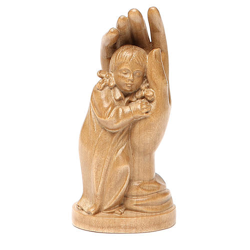 Estatua mano protectora con niña de madera patinada de la Val Gardena 1