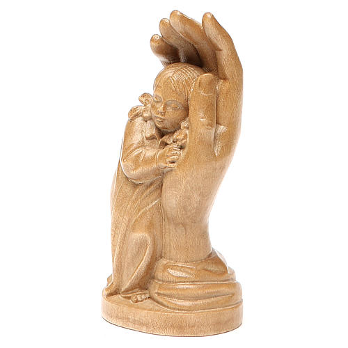 Estatua mano protectora con niña de madera patinada de la Val Gardena 2