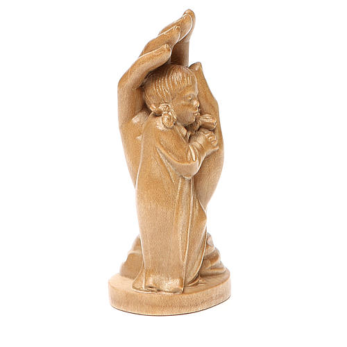 Estatua mano protectora con niña de madera patinada de la Val Gardena 4