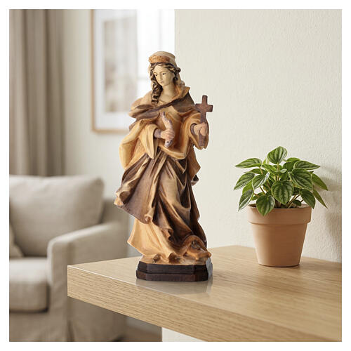 Santa Margarita con cruz de madera, acabado con diferentes matices de marrón 2