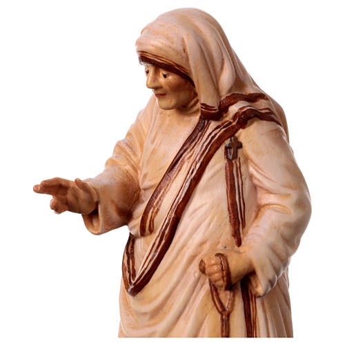 Estatua Madre Teresa de Calcuta de madera, acabado con diferentes matices de marrón 2