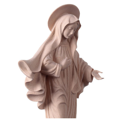 Imagen de la Virgen de Medjugorje de madera natural de la Val Gardena 4
