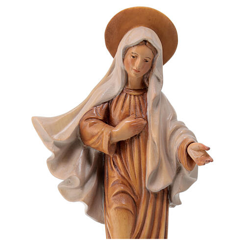 Estatua de la Virgen de Medjugorje de madera de la Val Gardena, acabado con diferentes matices de marrón 4