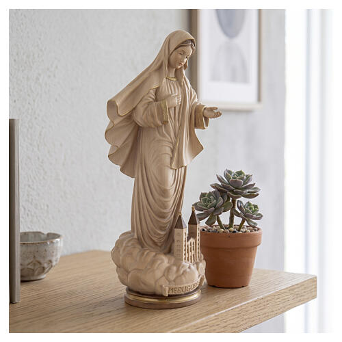 Notre-Dame de Medjugorje avec église bois Val Gardena bruni 3 couleurs 3