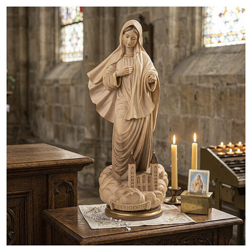 Madonna Medjugorje con chiesa legno Valgardena brunito 3 colori 2