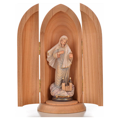 Madonna z Medjugorje z kościołem drewniana figurka w nis 1
