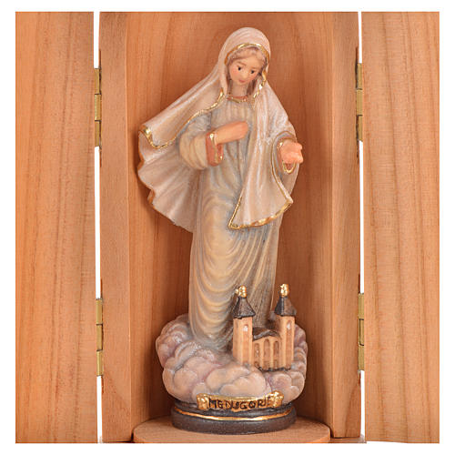 Madonna z Medjugorje z kościołem drewniana figurka w nis 2
