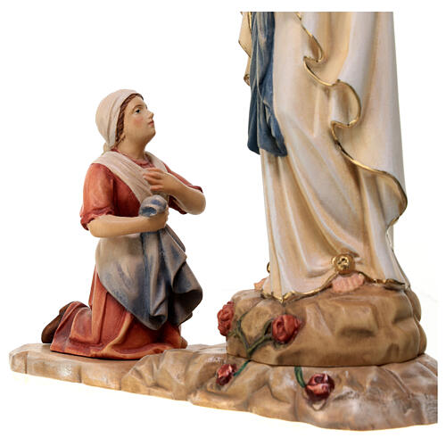 Estatua de la Virgen de Lourdes con Bernadette de madera pintada de la Val Gardena 3