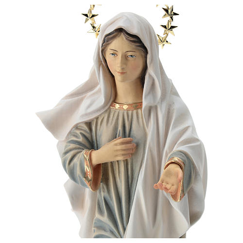 Estatua Virgen de Medjugorje con iglesia y corona de rayos madera pintada Val Gardena 2