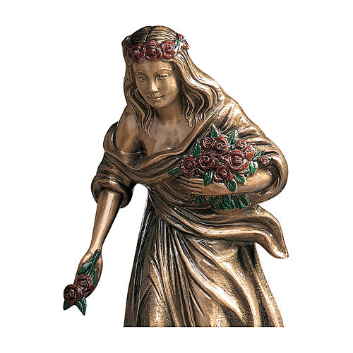 Figura młoda kobieta rzucająca kwiaty brąz 45 cm róże czerwone na ZEWNĄTRZ 2
