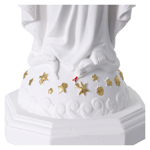 Wundertätige Gottesmutter – Statuette aus weißem Resin mit goldfarbenen Akzenten, 15 cm 3